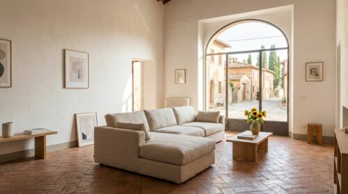 scopri come posizionare il divano per ampliare visivamente il tuo soggiorno grazie ai consigli segreti dei decoratori professionisti.