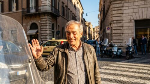 scopri cosa rivela davvero la psicologia dietro l'abitudine di ringraziare gli automobilisti mentre si attraversa la strada e cosa questo gesto svela sulla personalità di chi lo compie.